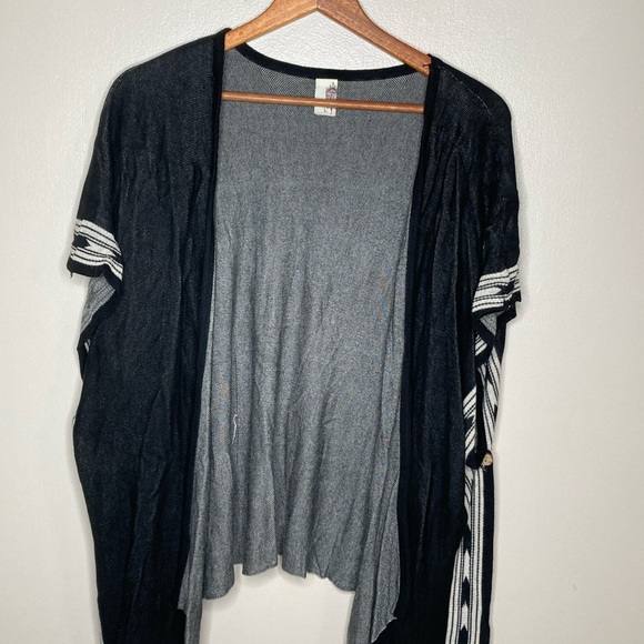 Francesca's Collections Sweaters - Francesca’s Cape Style Open Cardigan 4/$25